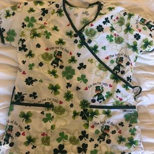 Scrub top. Kiss me I’m Irish. Size small